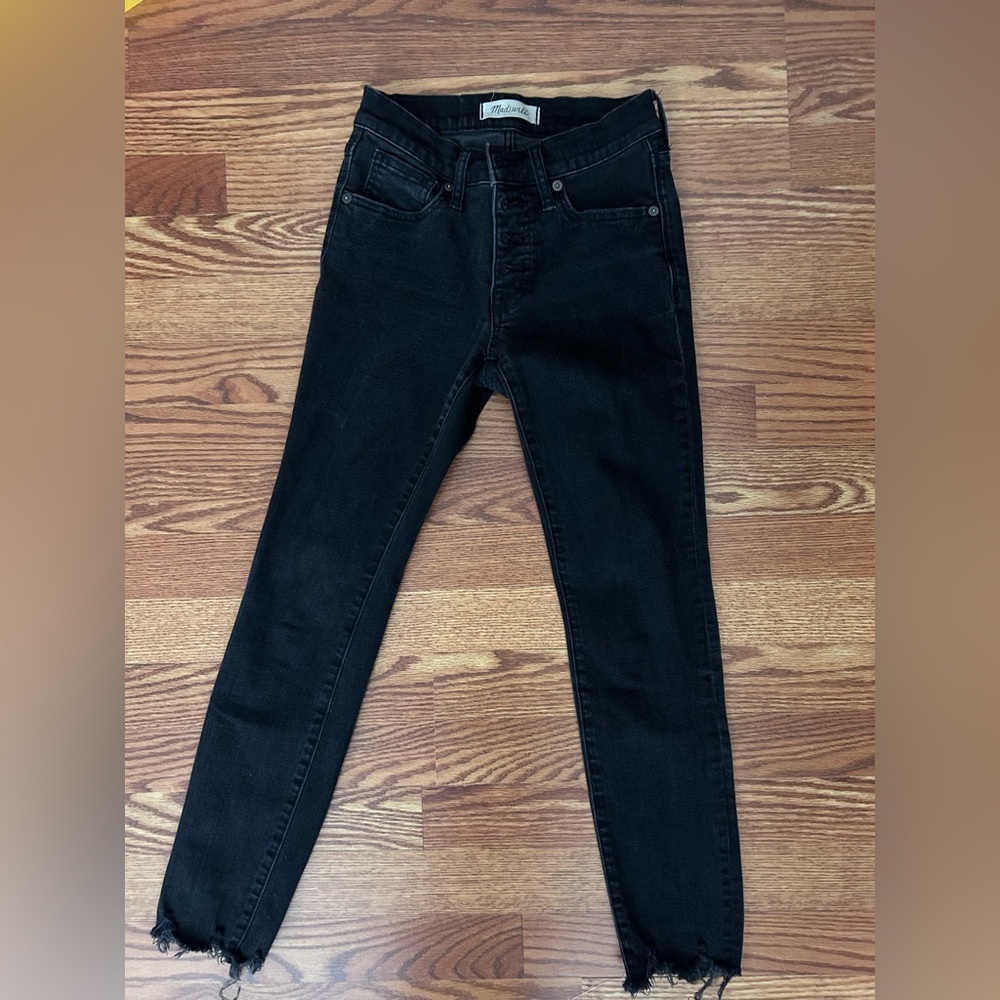 Madewell 9” High Rise Skinny Jeans with buttons and frayed ends.